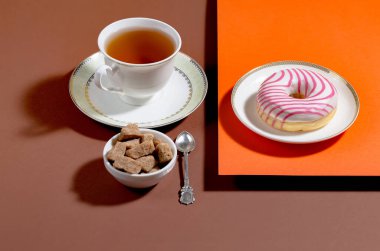 Parlak renkli bir arkaplanda tatlı ile çay