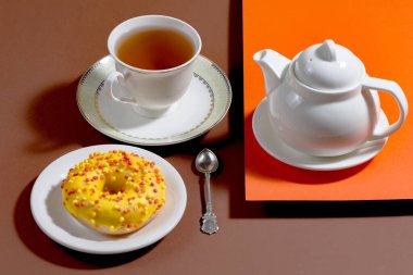 Parlak renkli bir arkaplanda tatlı ile çay