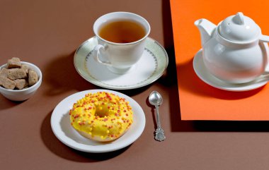 Parlak renkli bir arkaplanda tatlı ile çay