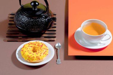 Parlak renkli bir arkaplanda tatlı ile çay