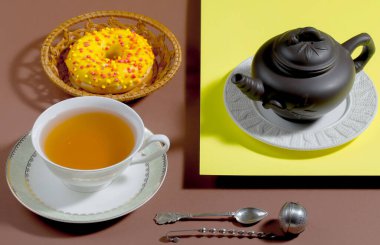 Parlak renkli bir arkaplanda tatlı ile çay