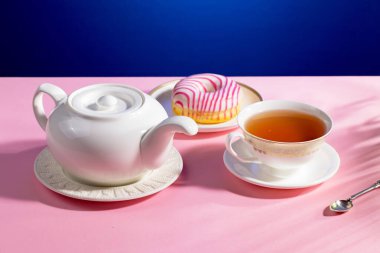 Parlak renkli bir arkaplanda tatlı ile çay