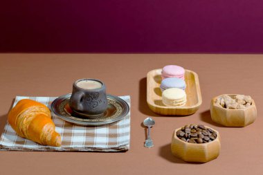 Açık renkli tatlı ile kahve. 