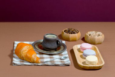 Açık renkli tatlı ile kahve. 