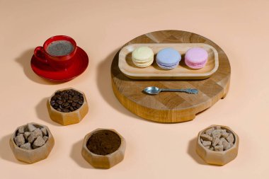 Açık renkli tatlı ile kahve. 