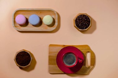 Parlak renkli bir arka planda tatlı ve kahve.