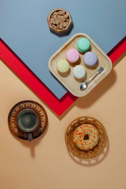 Parlak renkli bir arka planda tatlı ve kahve.