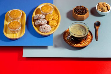 Parlak renkli bir arka planda tatlı ve kahve.