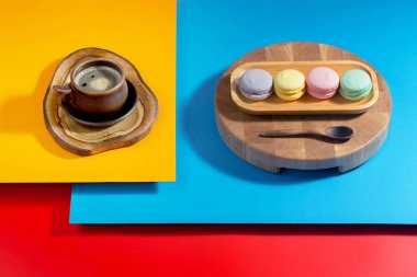 Parlak renkli bir arka planda tatlı ve kahve.