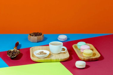 Parlak renkli bir arka planda tatlı ve kahve.