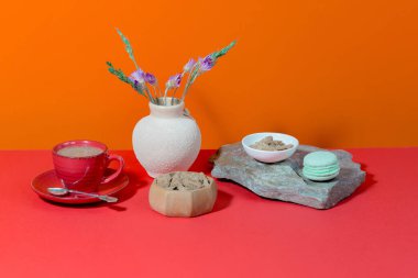 Parlak renkli bir arka planda tatlı ve kahve.