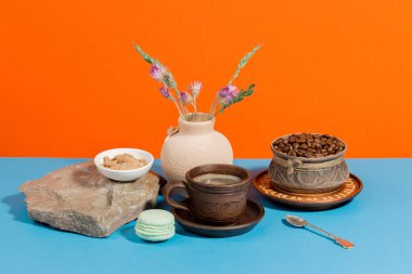 Parlak renkli bir arka planda tatlı ve kahve.