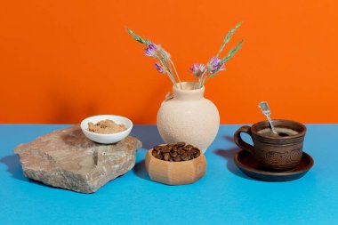 Parlak renkli bir arka planda tatlı ve kahve.