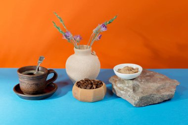 Parlak renkli bir arka planda tatlı ve kahve.