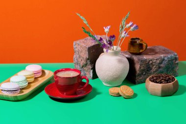 Parlak renkli bir arka planda tatlı ve kahve.