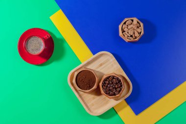 Parlak renkli bir arka planda tatlı ve kahve.