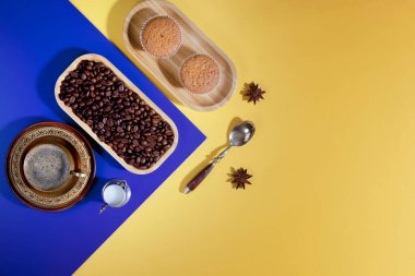 Açık renkli tatlı ile kahve. 