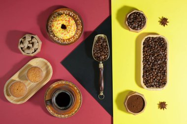 Açık renkli tatlı ile kahve. 