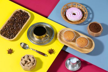 Açık renkli tatlı ile kahve. 