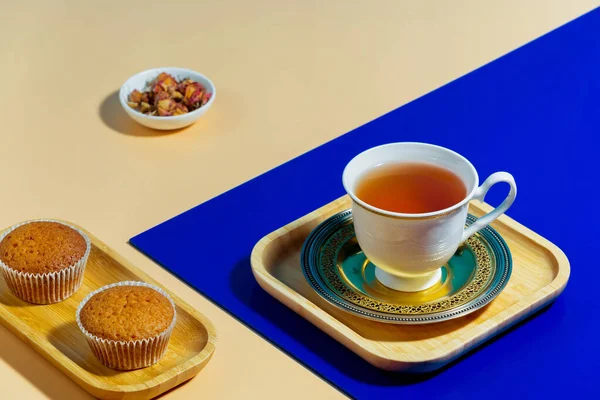 Parlak Renkli Bir Arkaplanda Tatlı Ile Çay — Stok fotoğraf