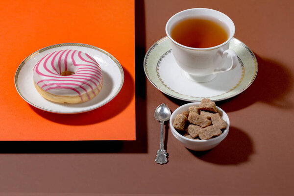 Чай с десертом на ярком фоне