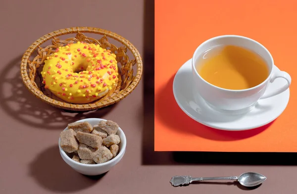 Parlak renkli bir arkaplanda tatlı ile çay