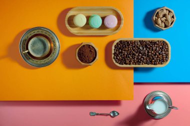 Açık renkli tatlı ile kahve. 