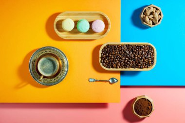 Açık renkli tatlı ile kahve. 