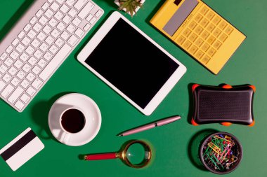 Büroda muhasebe malzemeleri