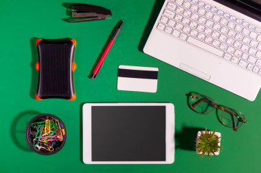 Büroda muhasebe malzemeleri