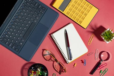 Büroda muhasebe malzemeleri