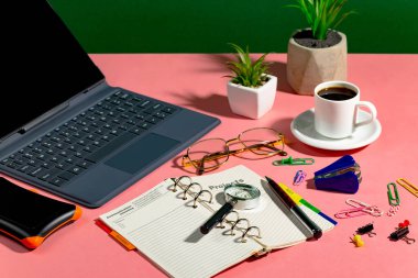 Büroda muhasebe malzemeleri