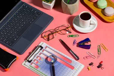 Büroda muhasebe malzemeleri