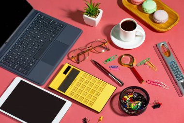 Büroda muhasebe malzemeleri