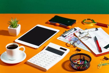 Büroda muhasebe malzemeleri