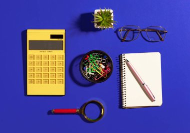 Masanın üstündeki ofiste parlak renklerde iş aletleri