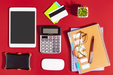 Masanın üstündeki ofiste parlak renklerde iş aletleri