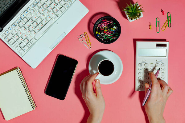 Предметы для бизнеса на яркие цвета в офисе на столе