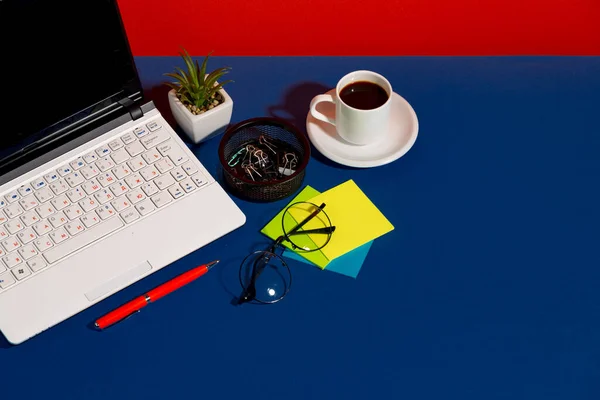 Masanın Üstündeki Ofiste Parlak Renklerde Aletleri — Stok fotoğraf