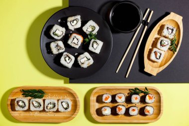 Parlak, renkli arka planda bir tabakta suşi..