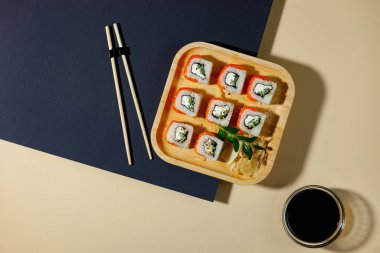 Parlak, renkli arka planda bir tabakta suşi..