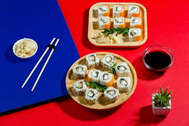 Parlak, renkli arka planda bir tabakta suşi..