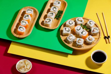 Parlak, renkli arka planda bir tabakta suşi..