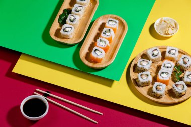 Parlak, renkli arka planda bir tabakta suşi..