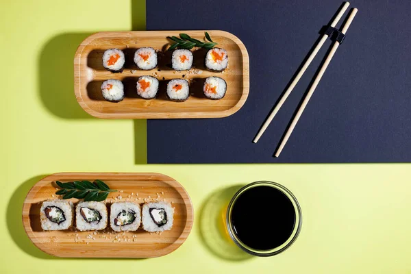 Sushi Egy Tányéron Fényes Színes Háttér — Stock Fotó