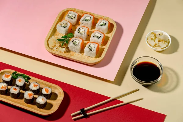 色彩艳丽的背景上的盘子上的寿司 — 图库照片