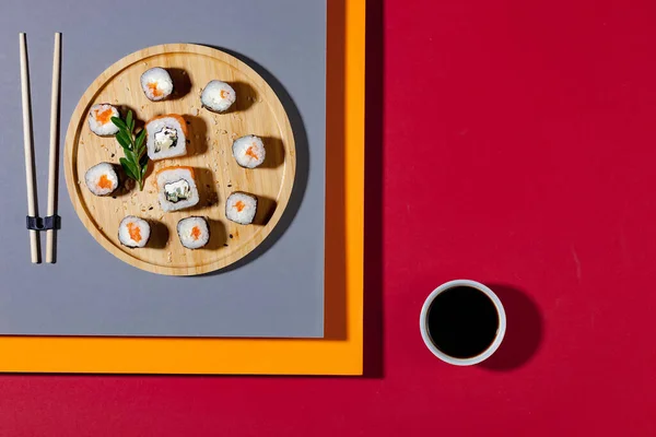 明るい色の背景に皿の上の寿司 — ストック写真