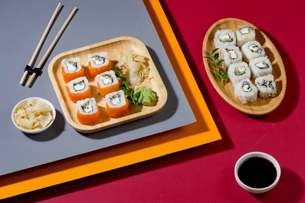 Sushi Egy Tányéron Fényes Színes Háttér — Stock Fotó