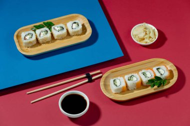 Parlak, renkli arka planda bir tabakta suşi..