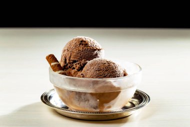 Dondurma masanın üstünde, parlak renkli bir arka planda.